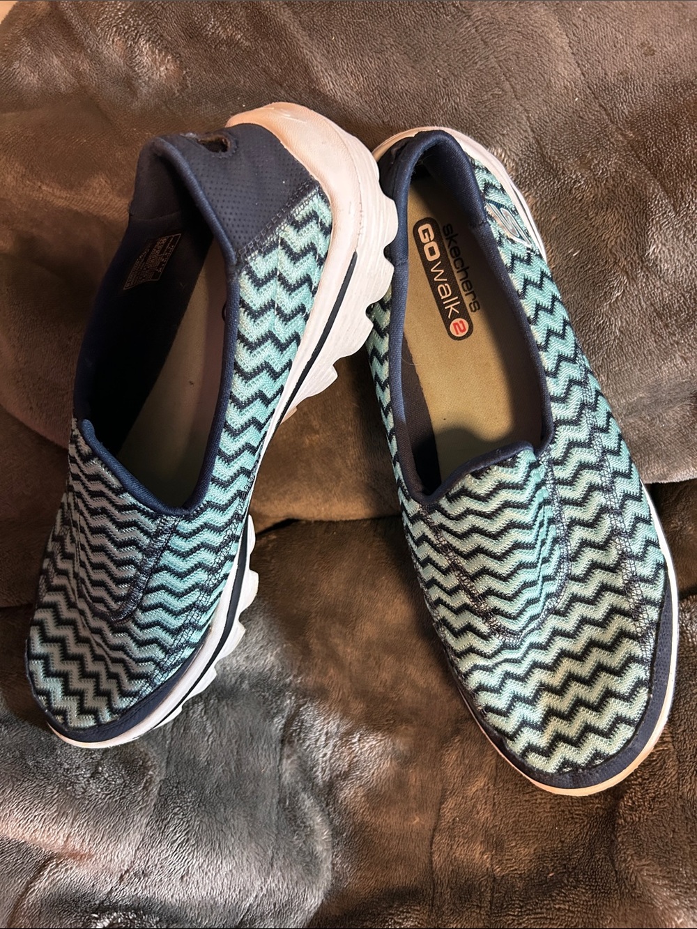 Skechers Women’s Slip-On Zigzag Knit Slip On Shoes in Teal & Navy, Sz 9.5